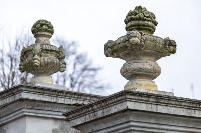 Wazony na ogrodzeniu Letniego Pałacu Lubomirskich. Fot. Grzegorz Bukała UM Rzesz&oacute;w